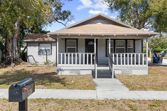 1128 Belleair Rd in Clearwater, FL - Foto de edificio - Building Photo