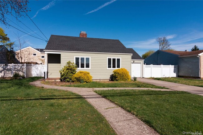 22 Carman Blvd in Massapequa, NY - Building Photo - Building Photo