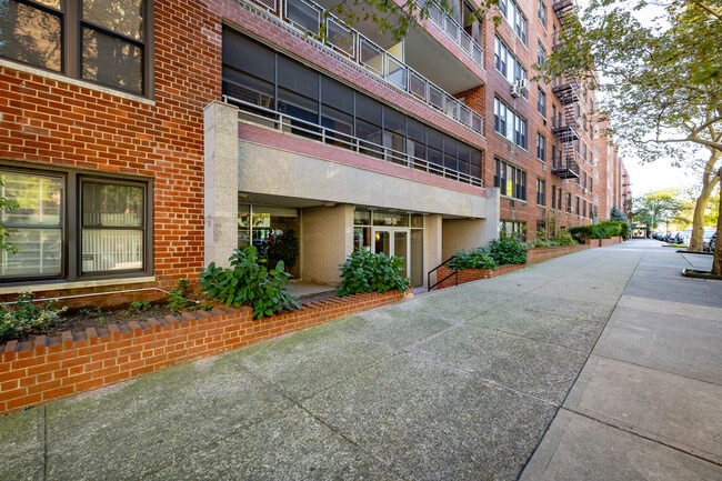 Oakwood North in Forest Hills, NY - Foto de edificio - Building Photo