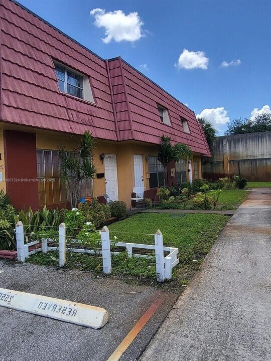 2500 NW 52nd Ave in Lauderhill, FL - Building Photo