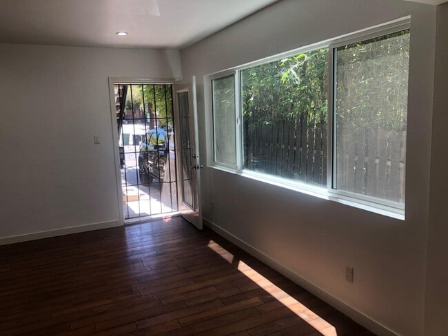 955 Hyperion Ave in Los Angeles, CA - Building Photo - Building Photo