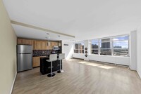 655 W Irving Park Rd, Unit 1215 in Chicago, IL - Building Photo - Building Photo