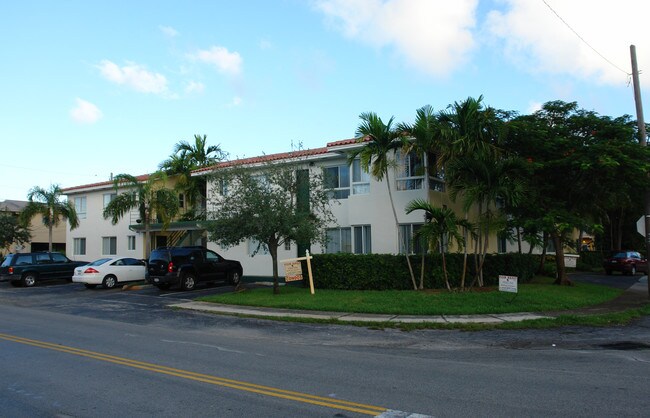 Victoria Breezes in Fort Lauderdale, FL - Building Photo - Building Photo