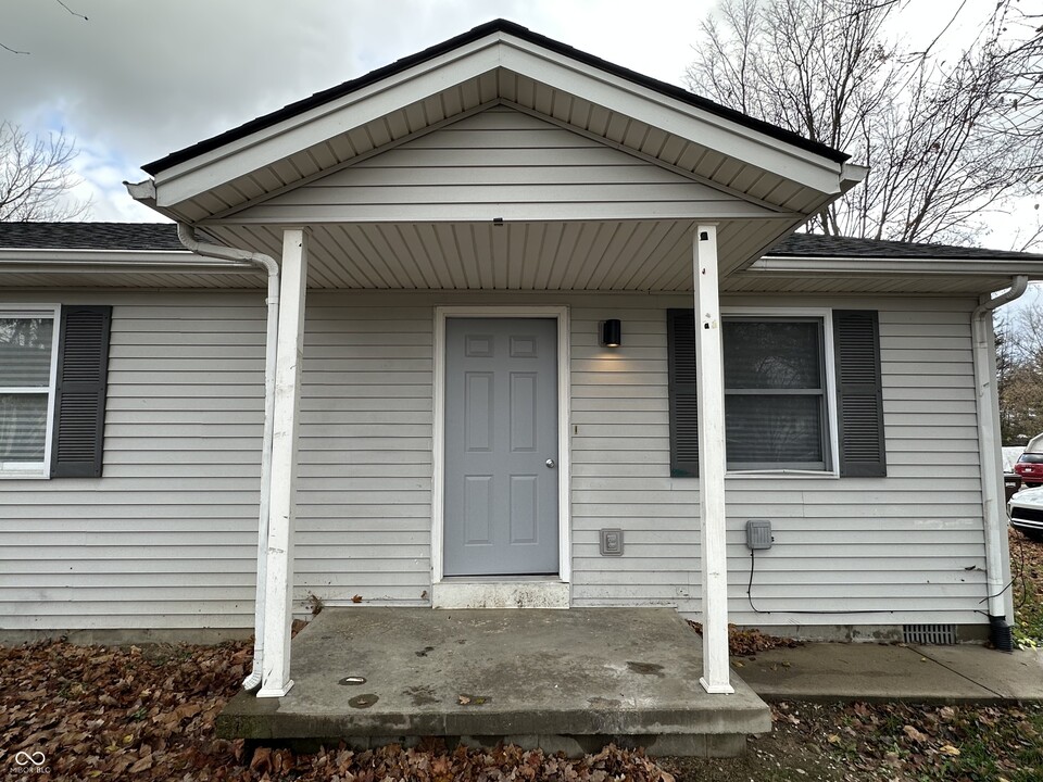 18 Oakwood Ave in North Vernon, IN - Foto de edificio