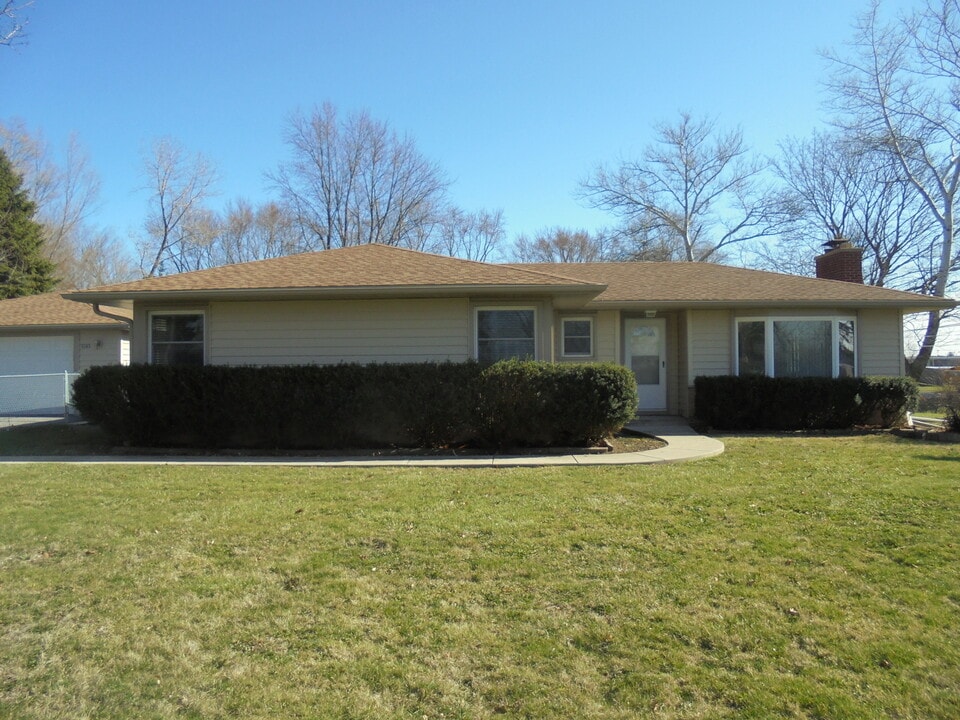 3743 Country Club Ave in Gurnee, IL - Building Photo