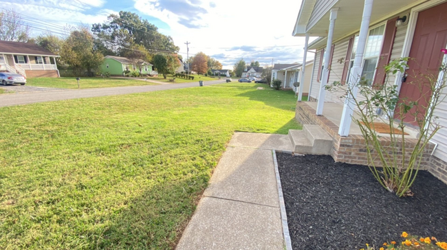 1006 Bush Ave in Oak Grove, KY - Foto de edificio - Building Photo