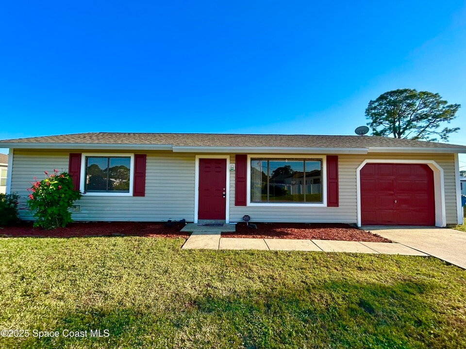 1436 Valerius St SE in Palm Bay, FL - Building Photo