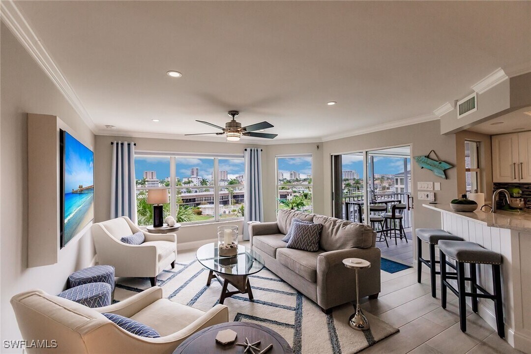 900 Collier Ct in Marco Island, FL - Building Photo