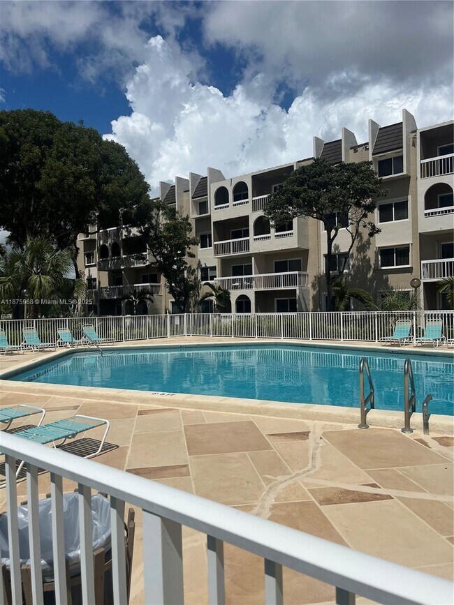 7810 Camino Real in Miami, FL - Building Photo - Building Photo