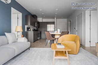 1955 129th Ave NE in Bellevue, WA - Foto de edificio - Building Photo