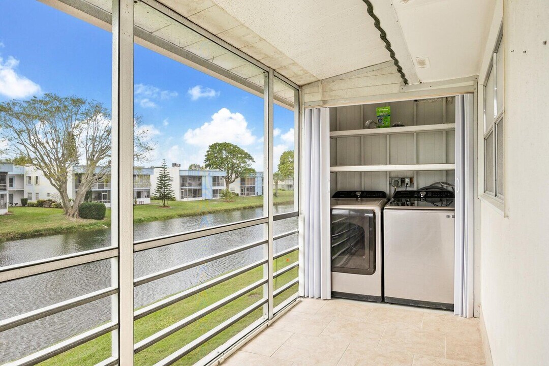 369 Saxony Ln in Delray Beach, FL - Building Photo