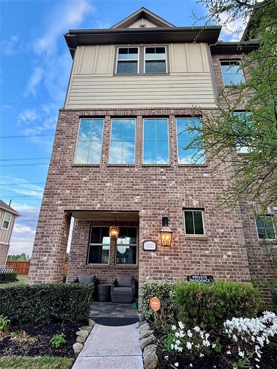 18303 Crystal Knoll Dr in Houston, TX - Building Photo
