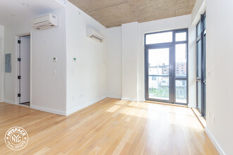 44 Kent St, Unit 405 in Brooklyn, NY - Building Photo - Building Photo