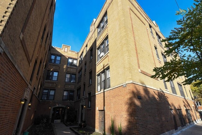 1421 W Hutchinson St, Unit J04P in Chicago, IL - Foto de edificio - Building Photo