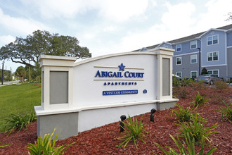 Abigail Court in Port Richey, FL - Foto de edificio - Building Photo