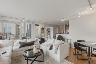 345 N La Salle Dr, Unit 3202 in Chicago, IL - Building Photo - Building Photo