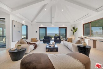 3116 Elvido Dr in Los Angeles, CA - Building Photo - Building Photo