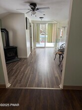 14 Third Road Unit in Hawley, PA - Foto de edificio - Building Photo