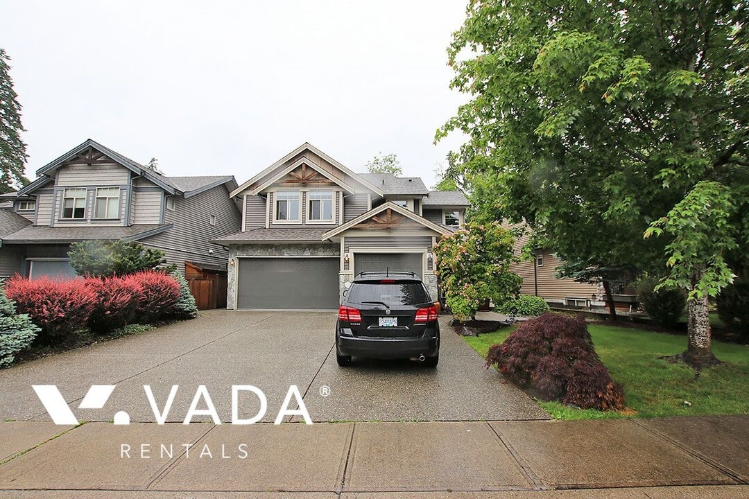 24513 Kimola Dr in Maple Ridge, BC - Building Photo
