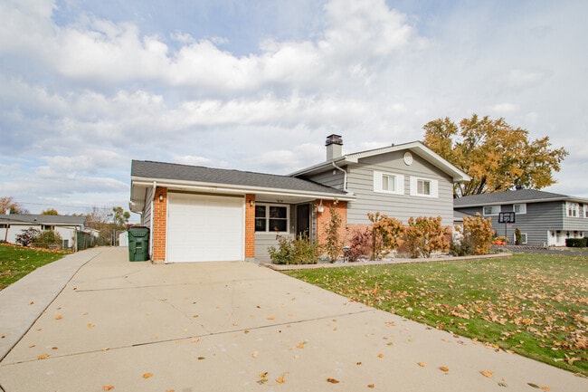 720 Durham Ln in Hoffman Estates, IL - Building Photo - Building Photo