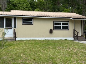 1203 Larry St in Starke, FL - Building Photo