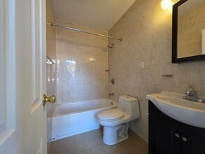 8652 112th St, Unit A in Richmond Hill, NY - Foto de edificio - Building Photo