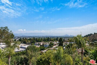 5961 Wrightcrest Dr in Culver City, CA - Building Photo - Building Photo