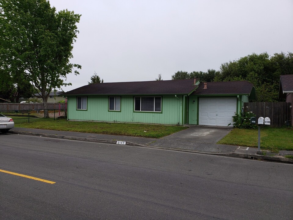 2187 Wisteria Way in Arcata, CA - Foto de edificio