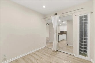 2243 Martin, Unit APT 207 in Irvine, CA - Foto de edificio - Building Photo