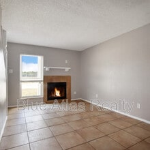 408 Noble Ave in Everman, TX - Foto de edificio - Building Photo