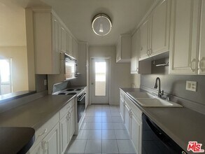 5330 Zelzah Ave in Los Angeles, CA - Building Photo - Building Photo