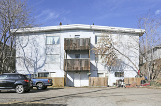 3822 Parkhill St SW in Calgary, AB - Building Photo - Building Photo