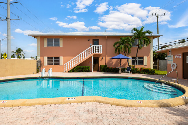 Pine Crest Apartments in Fort Lauderdale, FL - Foto de edificio - Building Photo