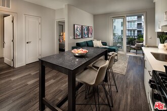 687 S Hobart Blvd in Los Angeles, CA - Building Photo - Building Photo