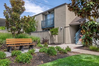 Reed Square in Sunnyvale, CA - Foto de edificio - Building Photo
