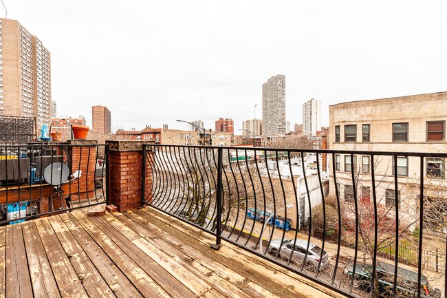 910 W Belle Plaine Ave, Unit 2F in Chicago, IL - Foto de edificio - Building Photo