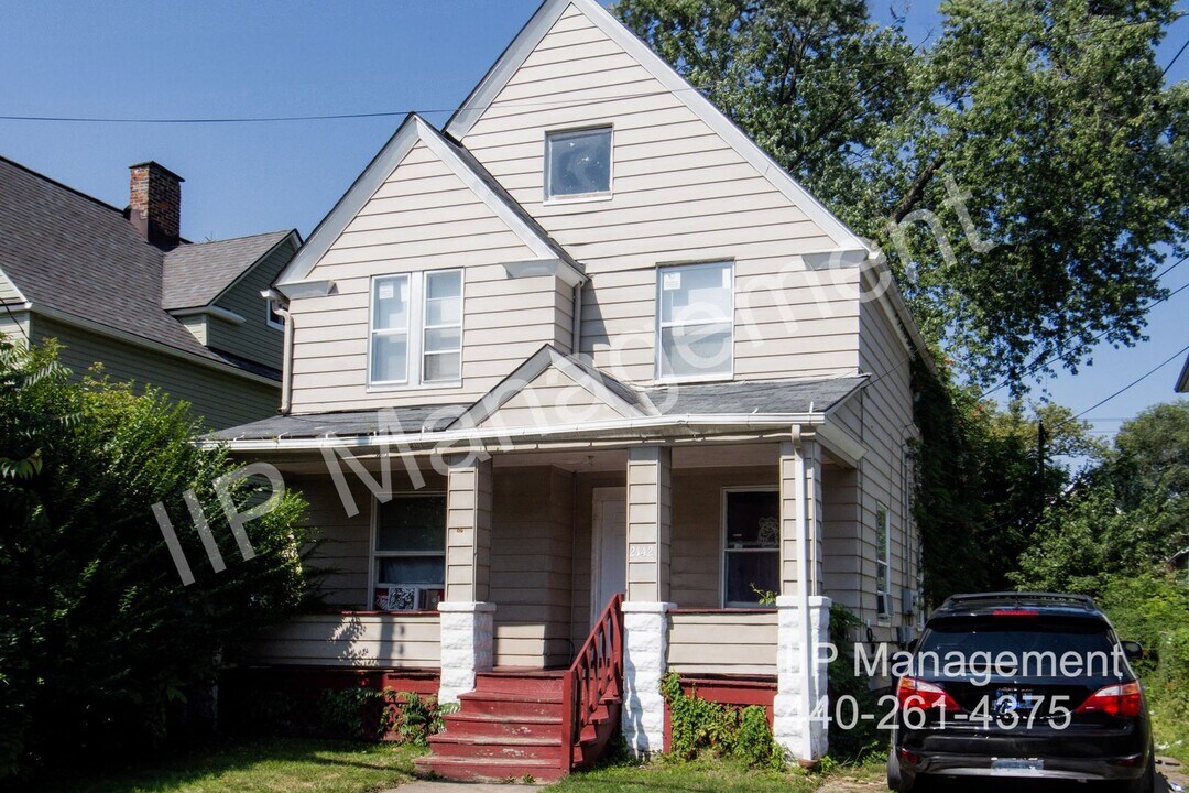 2142 W 105th St in Cleveland, OH - Foto de edificio