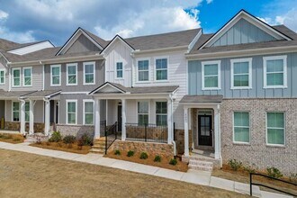 6659 Corryton St in Flowery Branch, GA - Foto de edificio - Building Photo