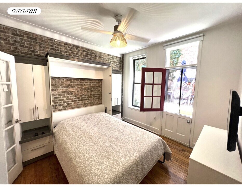 210 E 84th St in New York, NY - Building Photo