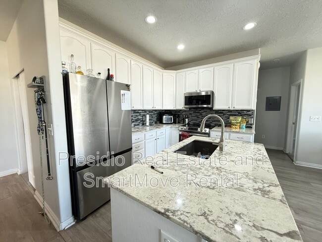 4737 Oregon Trail Way W in Herriman, UT - Foto de edificio - Building Photo