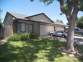 Capistrano Park Duplex's in Modesto, CA - Foto de edificio - Building Photo