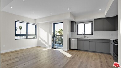 846 S Mariposa Ave in Los Angeles, CA - Building Photo - Building Photo