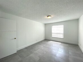 8005 Lake Dr in Doral, FL - Building Photo - Building Photo