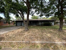 1003 Willard in Robinson, TX - Building Photo