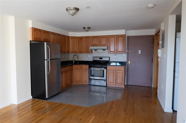 33-04 214th Pl in Queens, NY - Building Photo - Building Photo