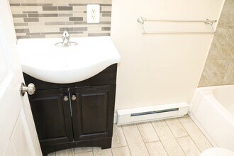 18 Pacific St-Unit -1 in Rockland, MA - Foto de edificio - Building Photo