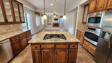 2295 Orchard View Ln in Escondido, CA - Foto de edificio - Building Photo