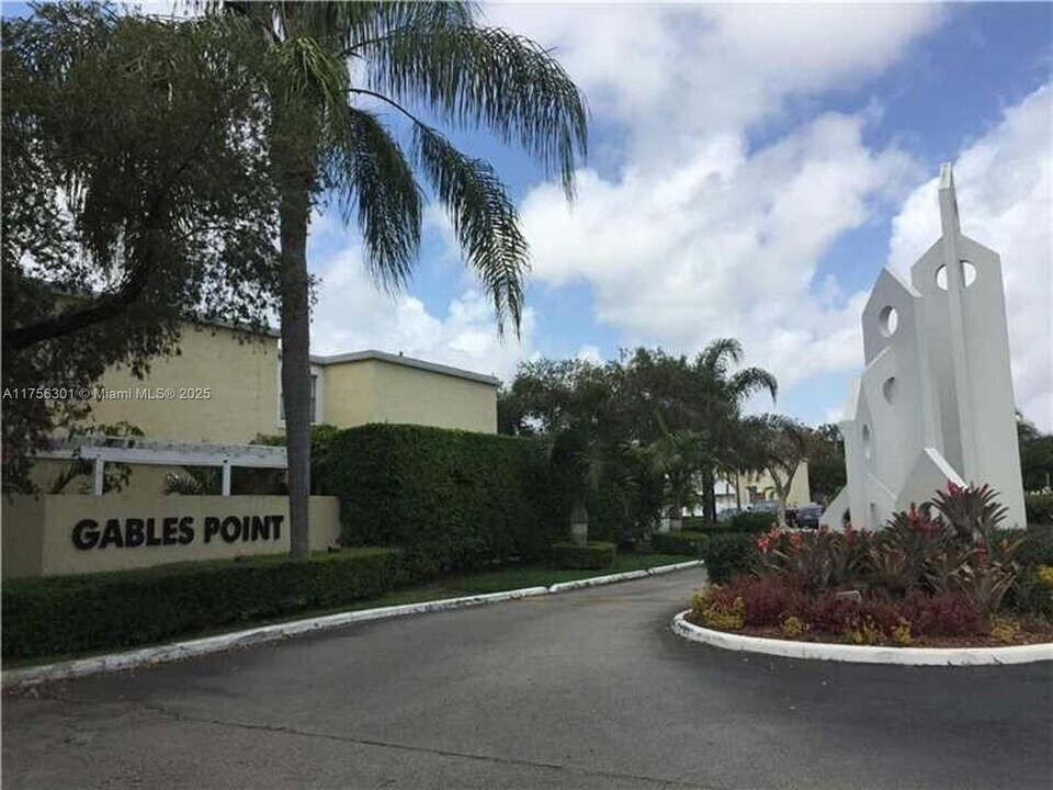 4560 SW 68th Ct Cir in Miami, FL - Building Photo
