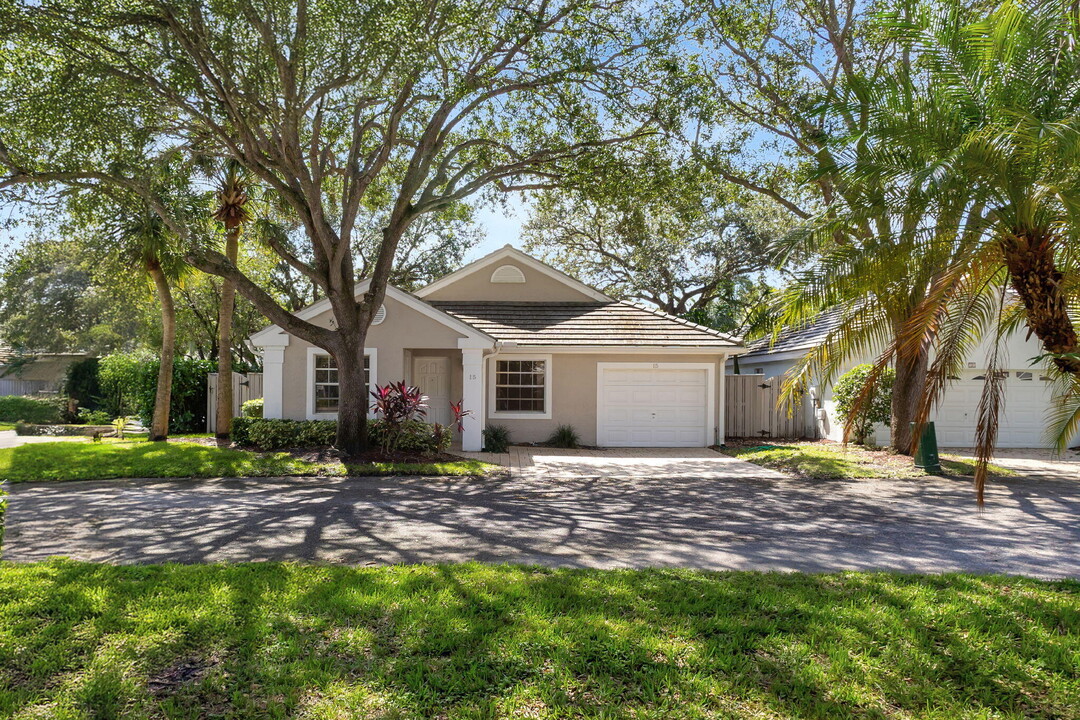 15 Admirals Ct in Palm Beach Gardens, FL - Building Photo