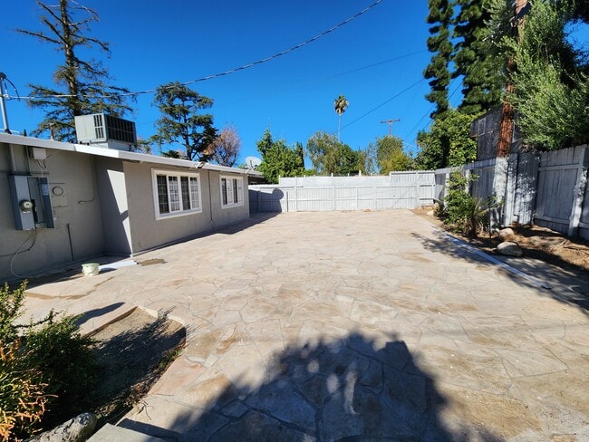 7756 Zelzah Ave in Reseda, CA - Building Photo - Building Photo